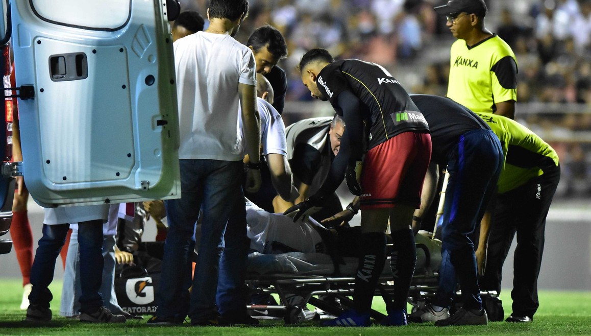 Jugador juvenil de Corinthians sufrió espeluznante fractura tras fuerte barrida del portero rival