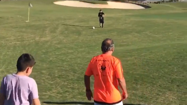 Magia intacta: Zico se lució haciendo un hoyo en uno jugando “futgolf”