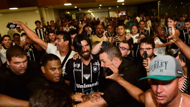 Sebastián Abreu tuvo apoteósica recepción de los hinchas de Rio Branco