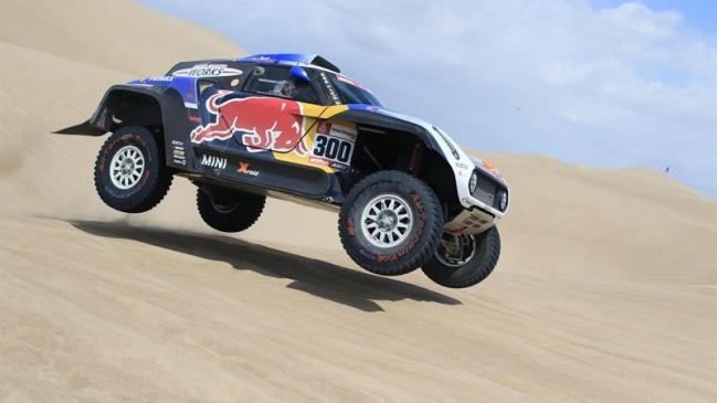 Así fue como Carlos Sainz reparó su auto tras caer a una zanja en el Rally Dakar 2019