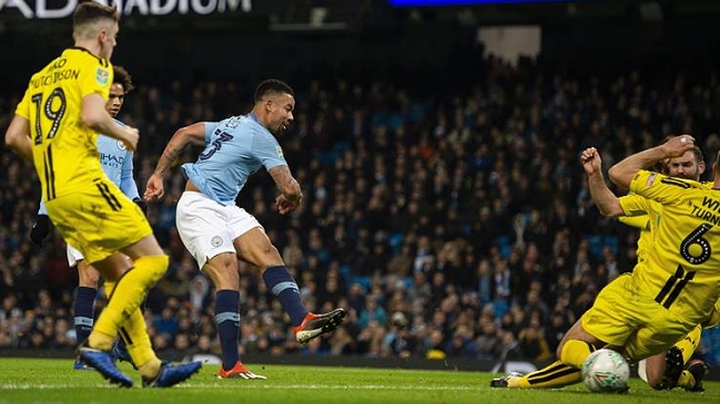 Manchester City arrolló a Burton con nueve goles y se acercó a la final de la Capital One Cup