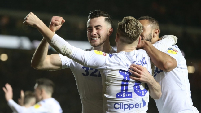 Leeds de Marcelo Bielsa derribó a Derby County y se mantuvo en el liderato de la Championship