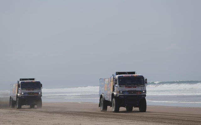 Dakar sacó de carrera a camión ruso que atropelló a un espectador y no le dio auxilio