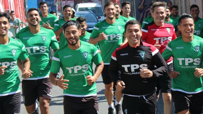 Plantel de Santiago Wanderers trotó por las calles de Valparaíso y fue aplaudido por los hinchas