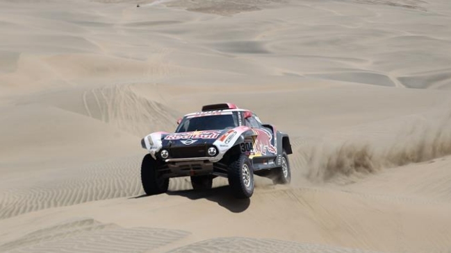 Stéphane Peterhansel ganó la novena etapa del Dakar y restó distancia con Nasser Al-Attiyah