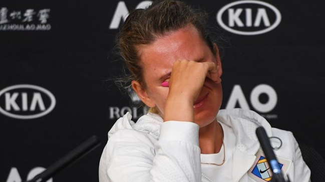 Azarenka lamentó entre lágrimas su derrota en Australia: Lo paso muy mal en estos momentos