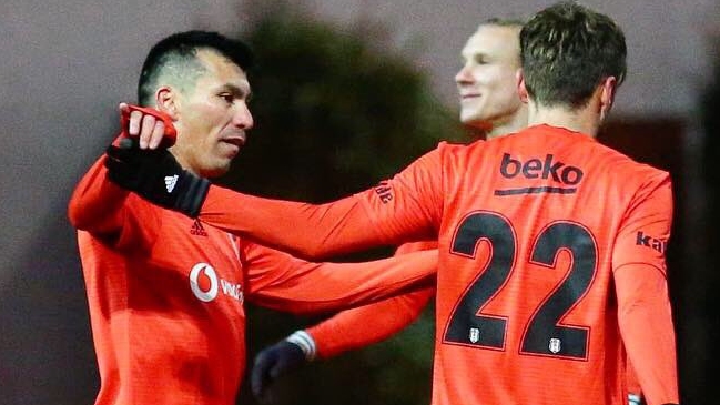 Burnley se metió a la carrera para contar con Gary Medel