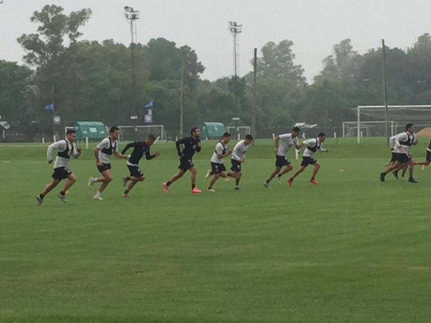 La intensa práctica de Colo Colo bajo la lluvia en Buenos Aires