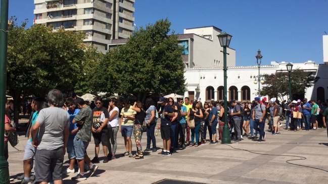 Miles de hinchas esperaron por entradas gratuitas para el debut de la Roja en el Sudamericano Sub 20
