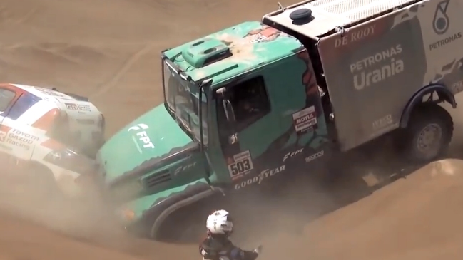 El impactante accidente entre un camión y un auto en el Dakar que casi terminó en tragedia