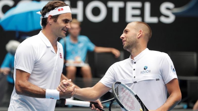 Roger Federer cumplió en un incómodo partido de segunda ronda ante Evans