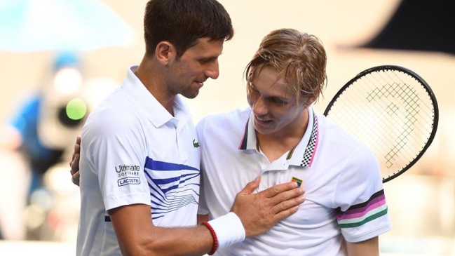 Djokovic superó a Shapovalov y chocará con Medvedev en octavos de final en Australia