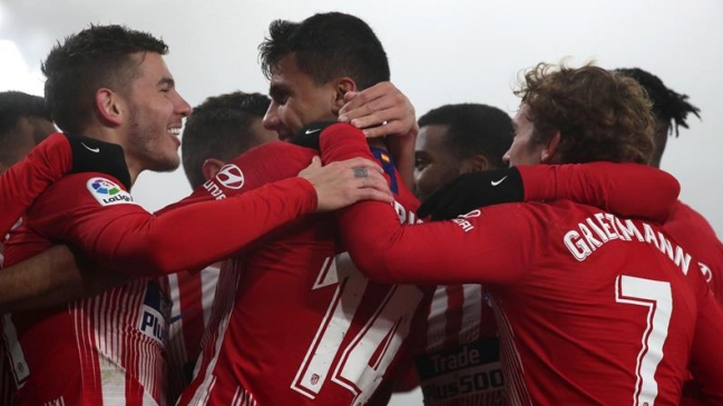 Atlético de Madrid goleó a Huesca y le puso presión a Barcelona por el liderato en España