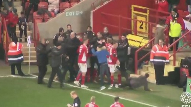 Hincha invadió la cancha y protagonizó un accidentado y doloroso festejo en Inglaterra