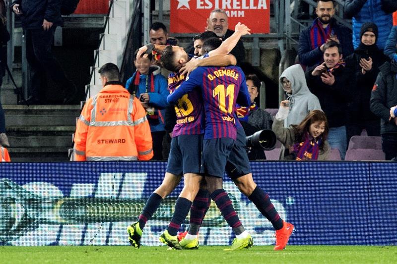 Vidal vio desde la banca la séptima victoria consecutiva de Barcelona en la liga española