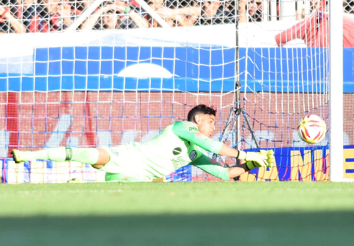 La fenomenal atajada que amargó a Lucas Barrios en el clásico entre San Lorenzo y Huracán