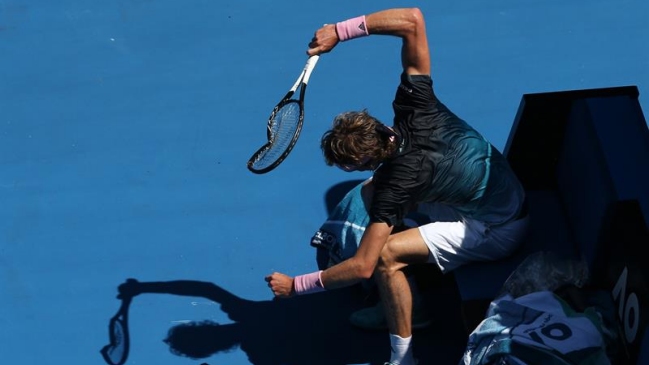 Fea la actitud: Alexander Zverev destrozó su raqueta y de paso asustó a pasapelotas