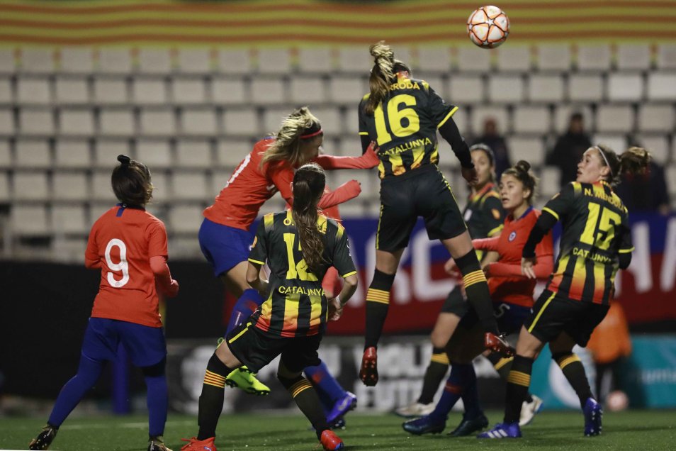 Las postales de la caída de la selección chilena femenina ante Cataluña