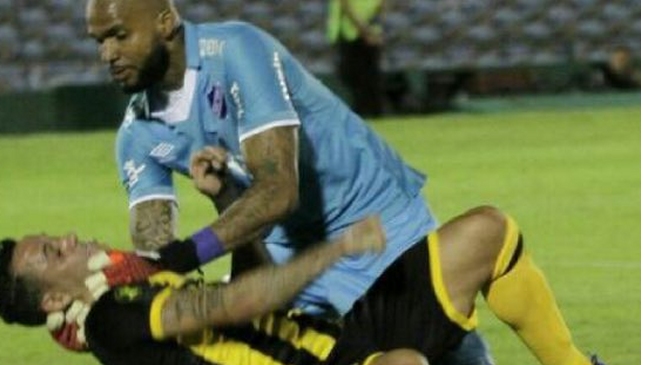 Jugadores de Peñarol y Nacional se fueron a los golpes en un partido amistoso