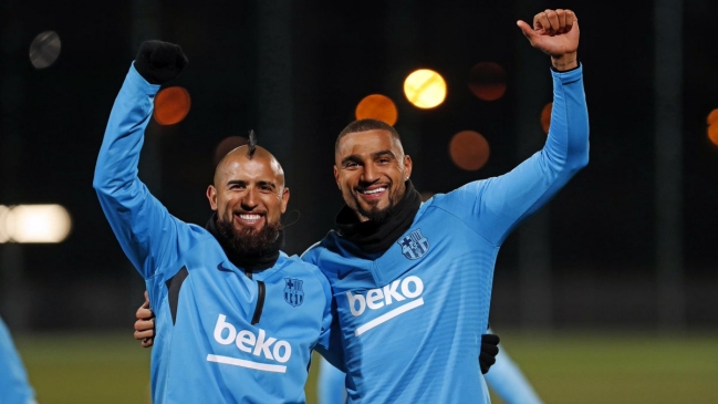 Arturo Vidal le dio la bienvenida a Kevin-Prince Boateng en FC Barcelona