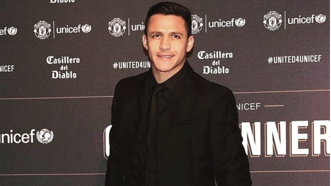 Alexis Sánchez se lució con su elegancia en gala benéfica de Manchester United