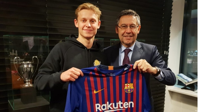 Barcelona dio un golpe en el mercado y oficializó a Frenkie De Jong para la próxima temporada