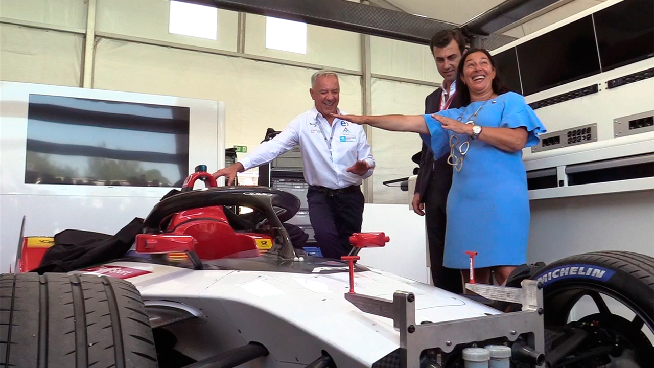 La ministra Kantor y Eliseo Salazar visitaron el circuito de la Fórmula E en el Parque O’Higgins