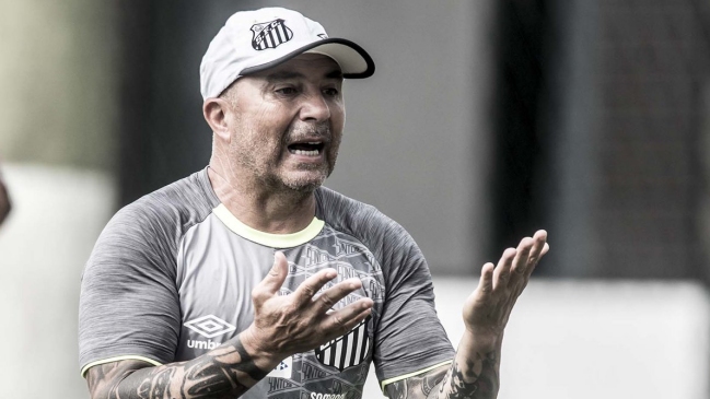 ¿Lo pasa mal en Brasil? Sampaoli se divirtió jugando “futvoley” en una playa de Sao Paulo