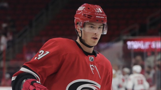 La violenta reacción de un jugador de Carolina Hurricanes en el hockey sobre hielo