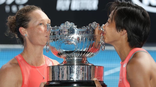 Samantha Stosur y Zhang Shuai se coronaron en el dobles femenino del Abierto de Australia
