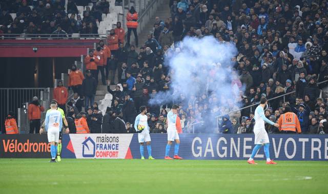 Duelo entre Marsella y Lille fue interrumpido por estallido de un petardo al borde de la cancha