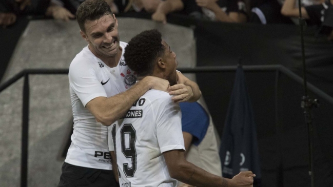 Ángelo Araos fue titular en triunfo de Corinthians sobre Pontre Preta en el Campeonato Paulista