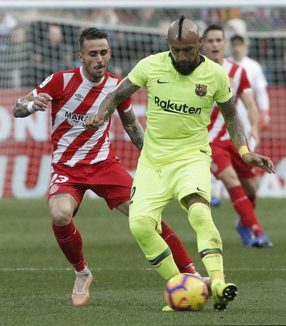 Barcelona de Arturo Vidal venció a Girona y sigue como líder en España