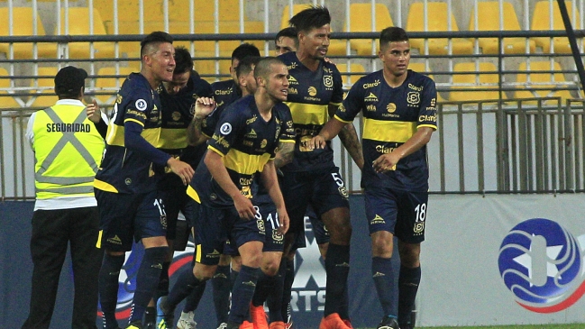 Everton aprovechó expulsiones de Unión Española y se metió en la pelea por el Torneo de Verano