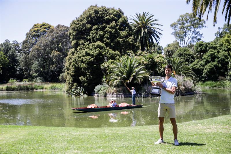Novak Djokovic lució su trofeo de campeón del Abierto de Australia