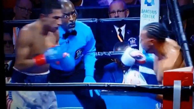 Ama su trabajo: Juez de boxeo no pudo esconder su emoción durante un intenso combate