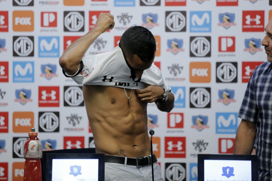 Ronald de la Fuente fue presentado como nuevo jugador de Colo Colo