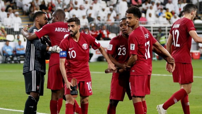 Hinchas de Emiratos Arabes lanzaron zapatos a jugadores de Qatar durante semifinal de la Copa de Asia