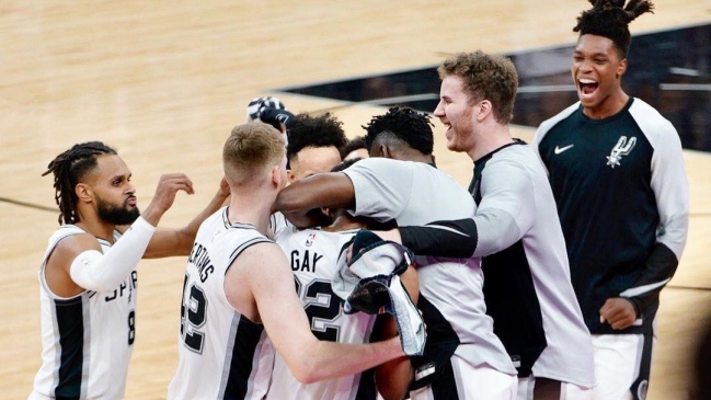 Rudy Gay salvó a San Antonio Spurs que quedó al acecho del liderato