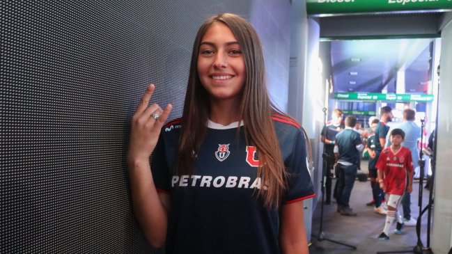 “Por indumentaria para nosotras”: El movimiento de hinchas de la U que buscan igualdad con hombres