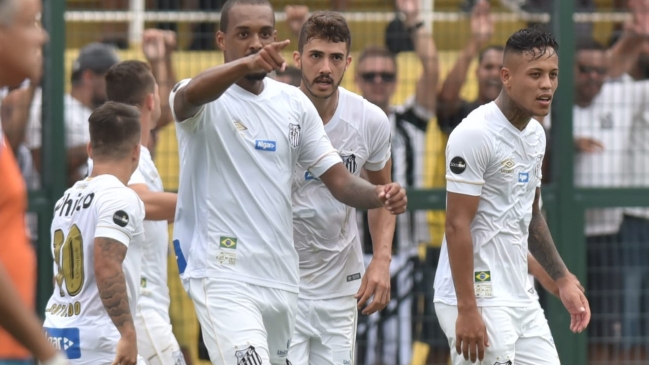 No paran con Yeferson Soteldo: Sus compañeros en Santos le jugaron otra broma por su estatura