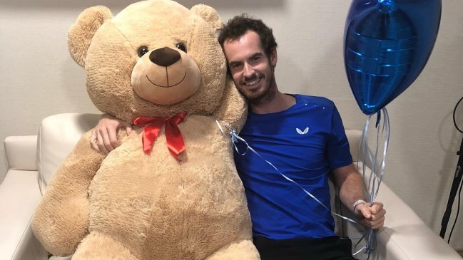 Stan Wawrinka le obsequió un oso Teddy gigante a Andy Murray