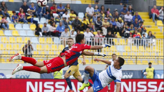 Diego Valencia marcó la primera ventaja de la UC ante Everton con un espectacular globo