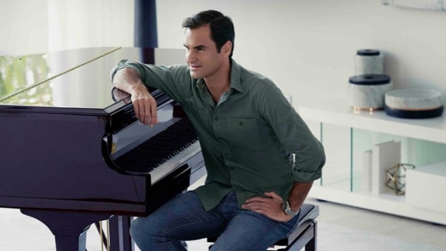 Roger Federer se lució en el piano para campaña publicitaria