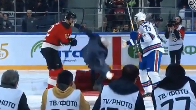 José Mourinho sufrió una estrepitosa caída tras hacer el saque inicial en el hockey sobre hielo