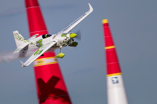 El chileno Cristián Bolton abre la temporada del Mundial Air Race en Abu Dhabi