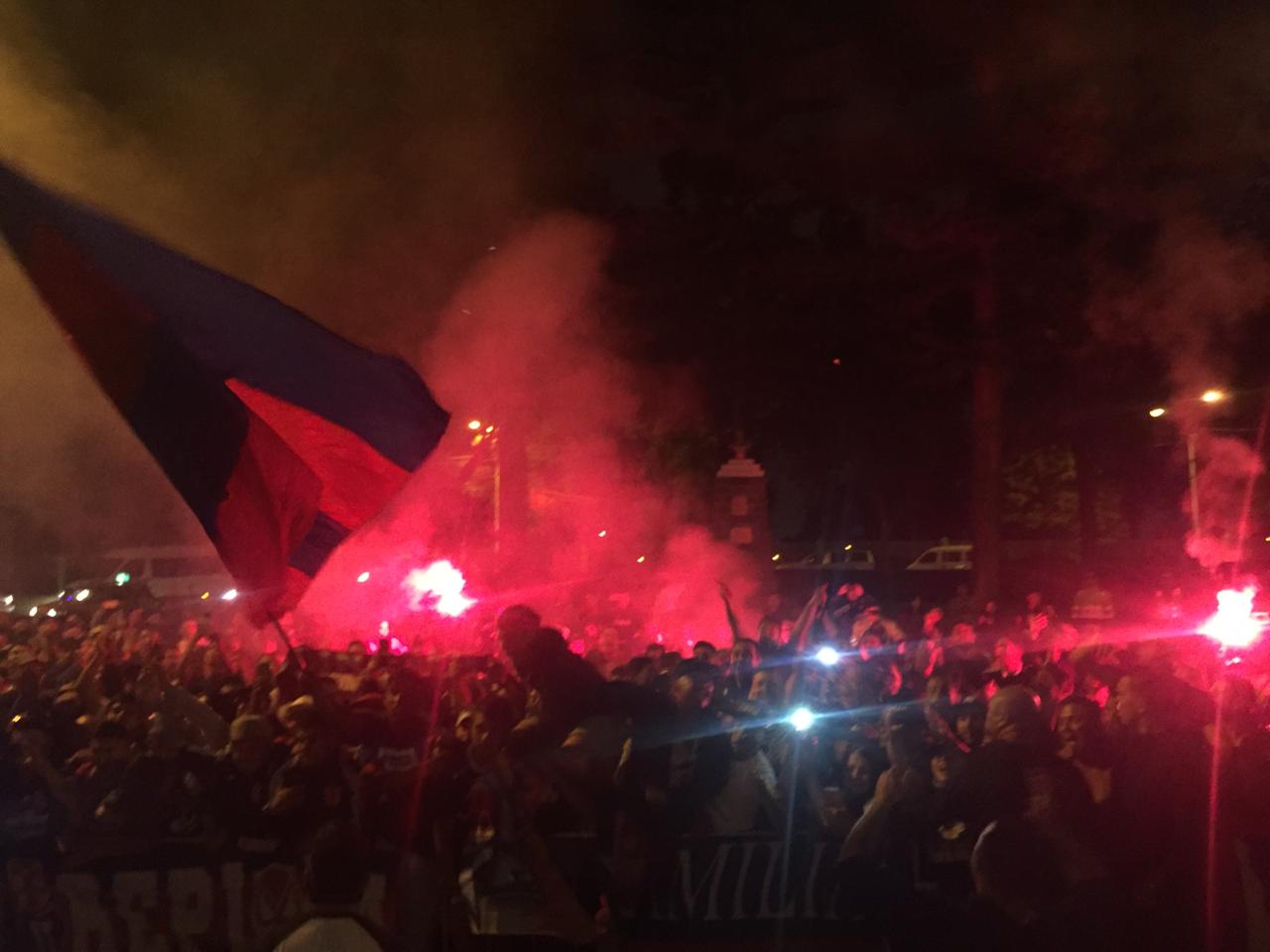 El masivo banderazo de los hinchas de la U en Arequipa antes del estreno en Copa Libertadores