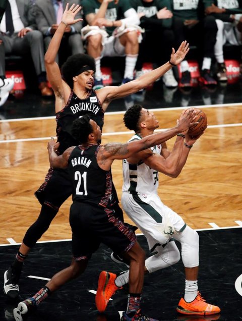Los Bucks batieron a los Nets con gran actuación de Giannis Antetokounmpo