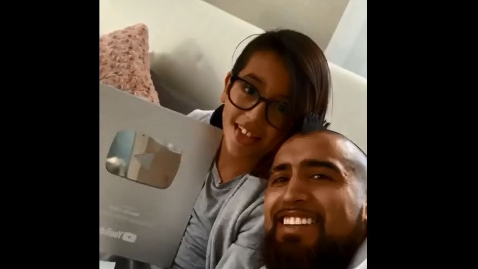 Un orgulloso Arturo Vidal compartió el momento en el que su hijo recibió premio de Youtube