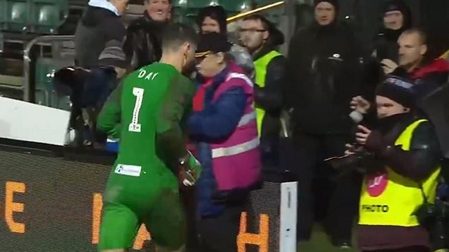 Arquero de Newport se restó de festejo en la FA Cup para ir al parto de su esposa